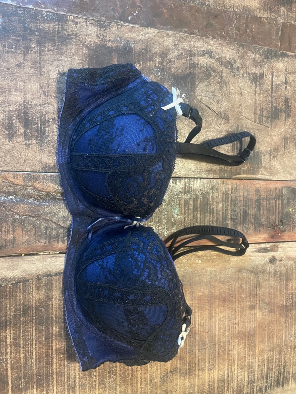 Lace-Trim Navy Underwire Bra with Subtle Sheen